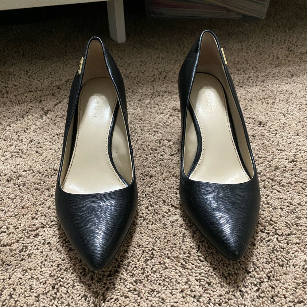 Black Pointed Toe Heels - Picture 2 of 7